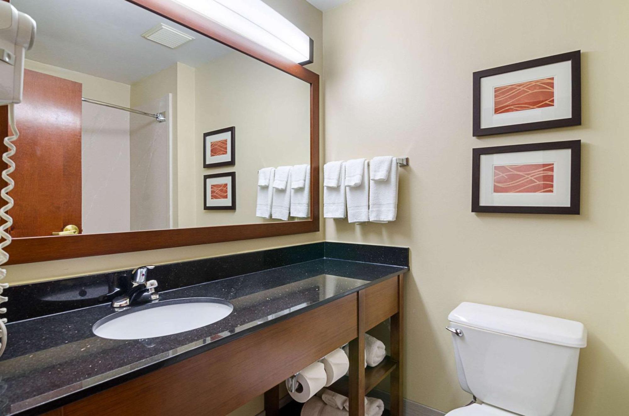 Comfort Inn & Suites Hutchinson Εξωτερικό φωτογραφία